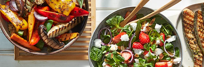 BBQ recepten van PLUS, zoals hamburgers en salades.