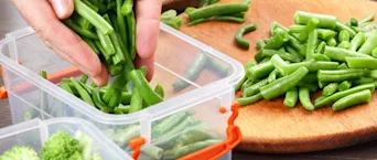 Sperziebonen bewaren in een bakje, tegen voedselverspilling.