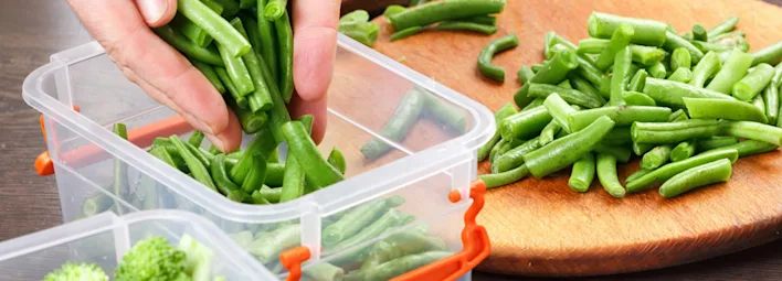 Sperziebonen bewaren in een bakje, tegen voedselverspilling.