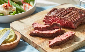 Bavette met pestoboter en sperziebonen-mozzarellasalade