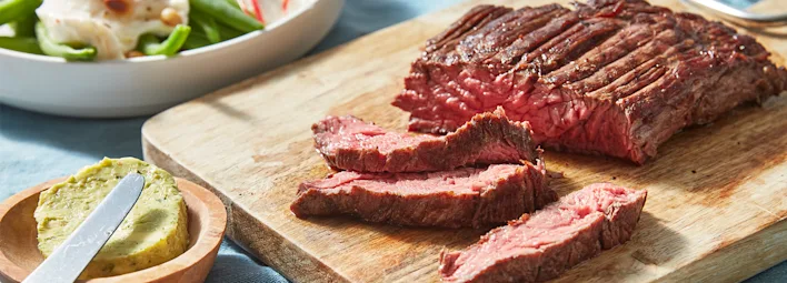 Bavette met pestoboter en sperziebonen-mozzarellasalade