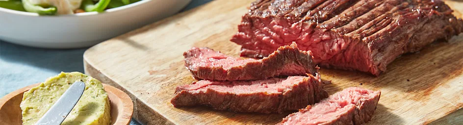 Bavette met pestoboter en sperziebonen-mozzarellasalade