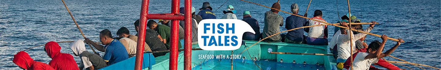 Vissersboot met logo van Fish Tales.