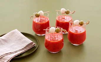 Gazpacho in een glaasje met mozzarella-olijfspiesjes