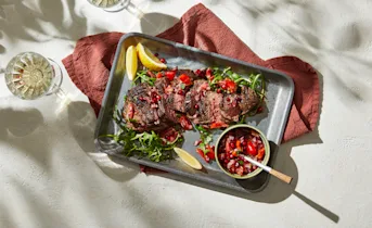 Gegrilde Bavette van de BBQ met een Griekse salsa