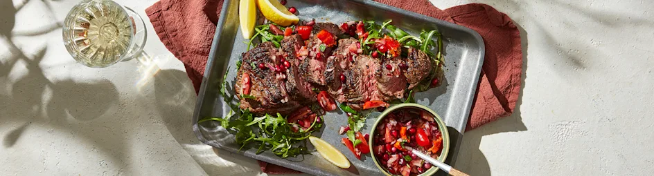 Gegrilde Bavette van de BBQ met een Griekse salsa