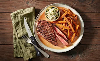 Entrecotes met koffierub, zoete aardappelfriet en coleslaw