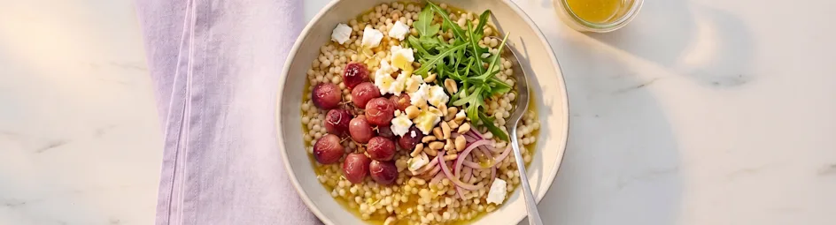 Parelcouscous bowl met geroosterde druiven en witte kaas