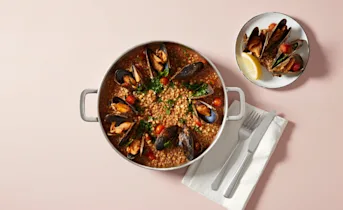 Mosselpan met linzen, tomaat en knoflook