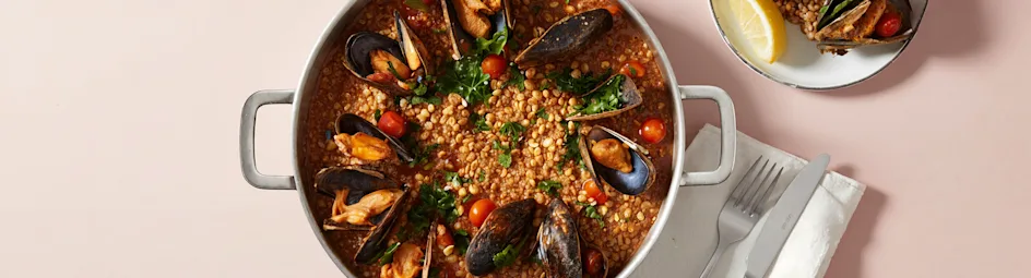 Mosselpan met linzen, tomaat en knoflook