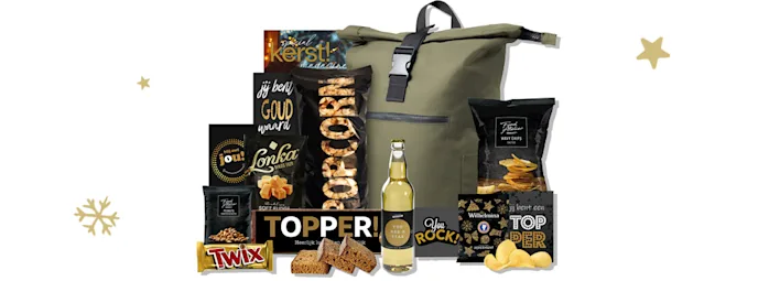 Kerstpakket met producten waaronder popcorn, chips, Twix, koekjes en dergelijke.
