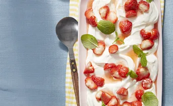 Kwark met gemarineerde honingaardbeien