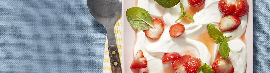 Kwark met gemarineerde honingaardbeien