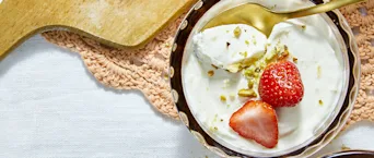 Citroen-yoghurtmousse met aardbeien en pistache