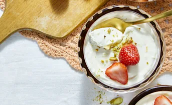 Citroen-yoghurtmousse met aardbeien en pistache