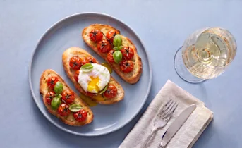 Bruschetta met geroosterde tomaat en gepocheerd ei