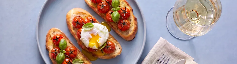 Bruschetta met geroosterde tomaat en gepocheerd ei