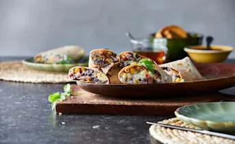 Breakfast burrito met roerei en zwarte bonen