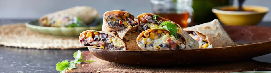 Breakfast burrito met roerei en zwarte bonen