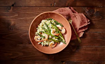 Smeuïge knoflookrijst met garnalen