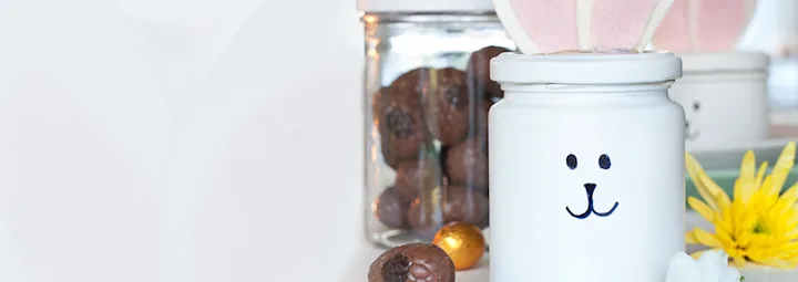 Een creatieve activiteit voor Pasen: het knutselen van schattige paaspotjes en vrolijke eierdopjes. Laat je fantasie de vrije loop en versier ze met kleurrijke patronen en speelse ontwerpen, perfect om je paasontbijt of brunch extra feestelijk te maken!