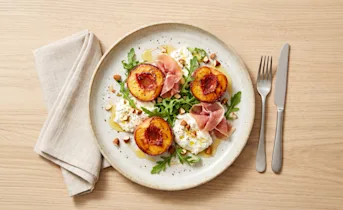 Gekaramelliseerde perzik met burrata en serranoham