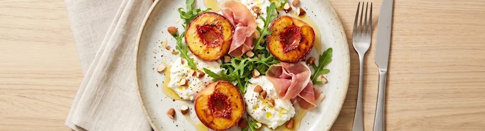 Gekaramelliseerde perzik met burrata en serranoham