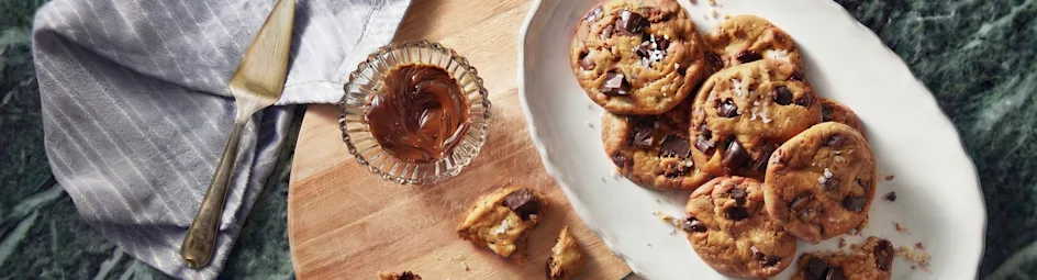 Chewy tahin koekjes met pure chocolade en zeezout