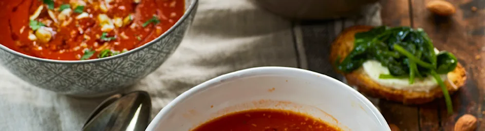 Tomaat-saffraansoep met bruine amandelen en spinaziebruschetta