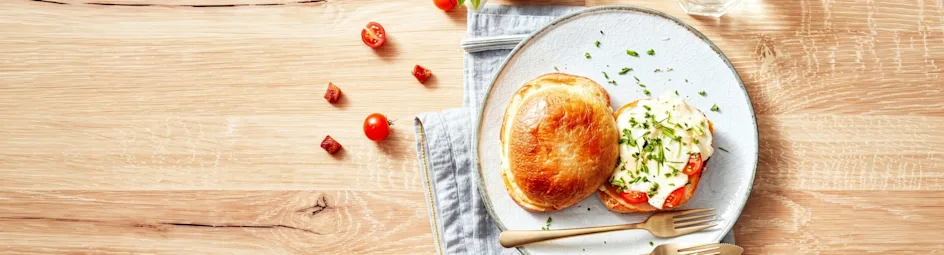 Gevulde Korenlanders brunchbol uit de oven met spek en kaas