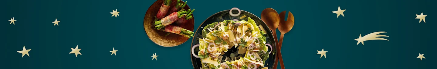 Kerstsalades op een gedekte tafel.