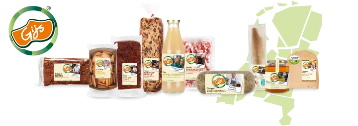 Producten van het merk Gijs, waaronder vleeswaren en sap, uitgestald op een rij met herkenbare verpakkingen en logo.