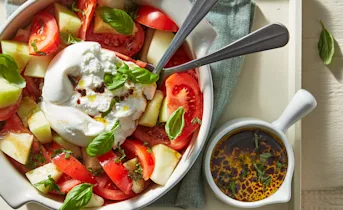 Salade met tomaat, meloen, burrata en basilicum