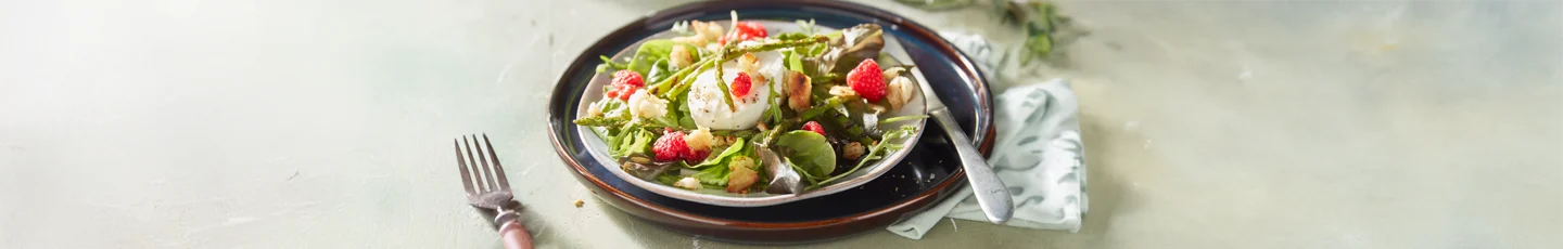 Salade met gegrilde asperge, mozzarella, frambozen en ciabattacroutons