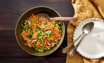Frisse wortelsalade met zoetzure doperwten