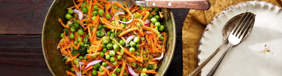 Frisse wortelsalade met zoetzure doperwten