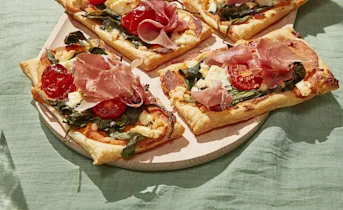 Plaattaartjes met pikante hummus, feta en serranoham