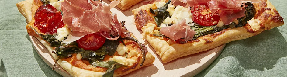 Plaattaartjes met pikante hummus, feta en serranoham