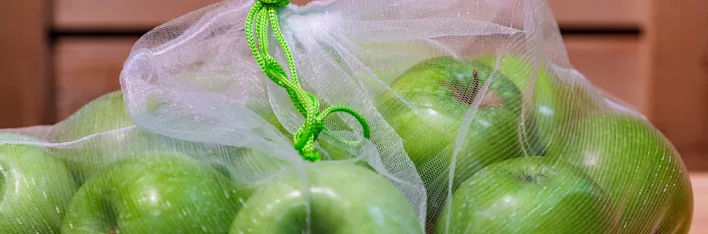 Groene appels in een duurzame verpakking van PLUS.