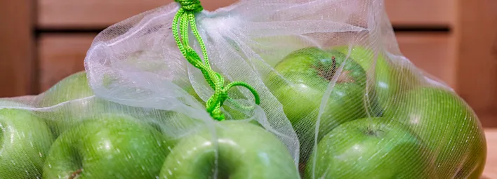 Groene appels in een duurzame verpakking van PLUS.