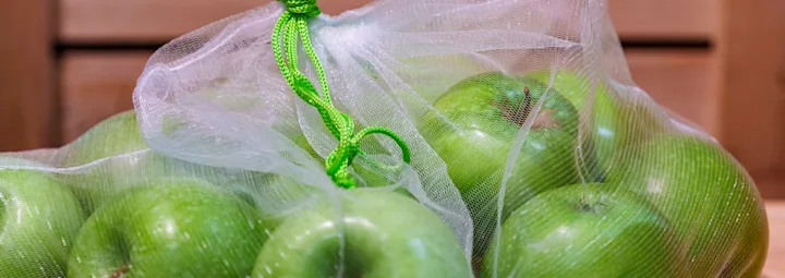 Groene appels in een duurzame verpakking van PLUS.