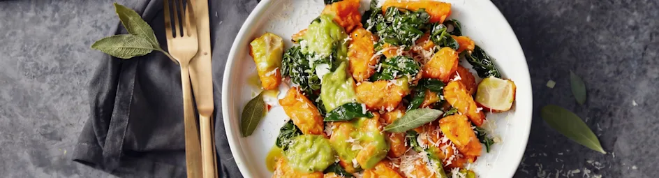 Krokant gebakken zoete aardappel gnocchi met salieboter