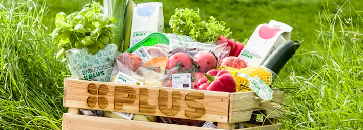 Krat gevuld met PLUS Biologisch assortiment