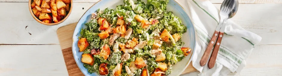 Boerenkoolsalade caesar met krokante kip