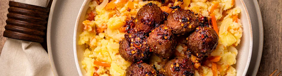 Stamppotgemak Hutspot met gehaktballetjes en crispy chili olie