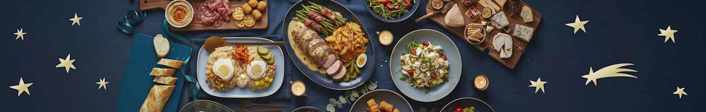 Kerstrecepten op een gedekte tafel.