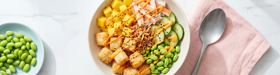 Crispy rice poke bowl met surimi en mango