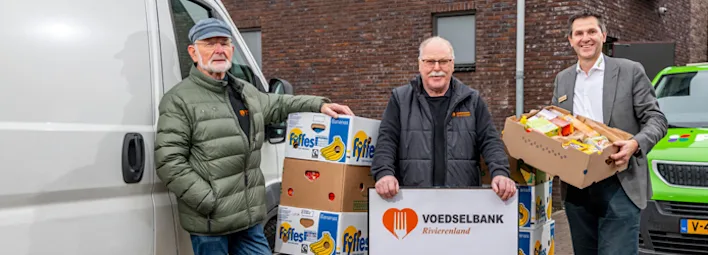 Vrijwilligers en PLUS-medewerker leveren eten aan de Voedselbank.