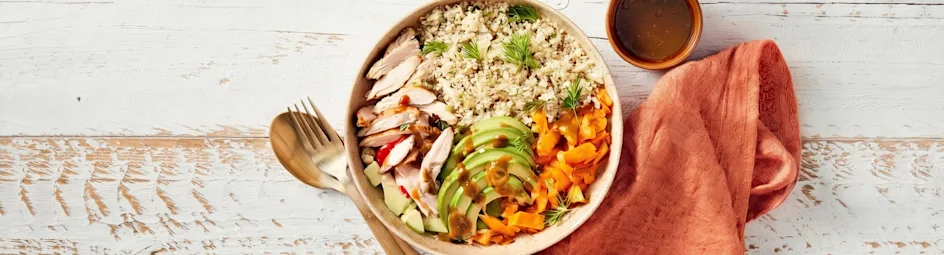 Powerbowl met zuurkool, quinoa en gerookte kip