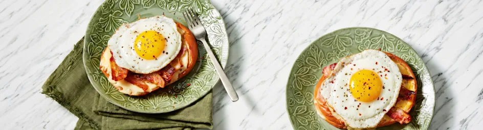 Knapperig knoflookbroodje met ei en spek